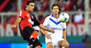 Télam Buenos Aires, 26/03/2012 Velez Sarsfield, que pugna por alcanzar la punta, y Newell`s Old Boys, en franco repunte desde la llegada del DT Gerardo Martino, están jugando esta noche el partido con el que se cierra la séptima fecha del torneo Clausura de primera división. Foto: Víctor Carreira/Télam/cf